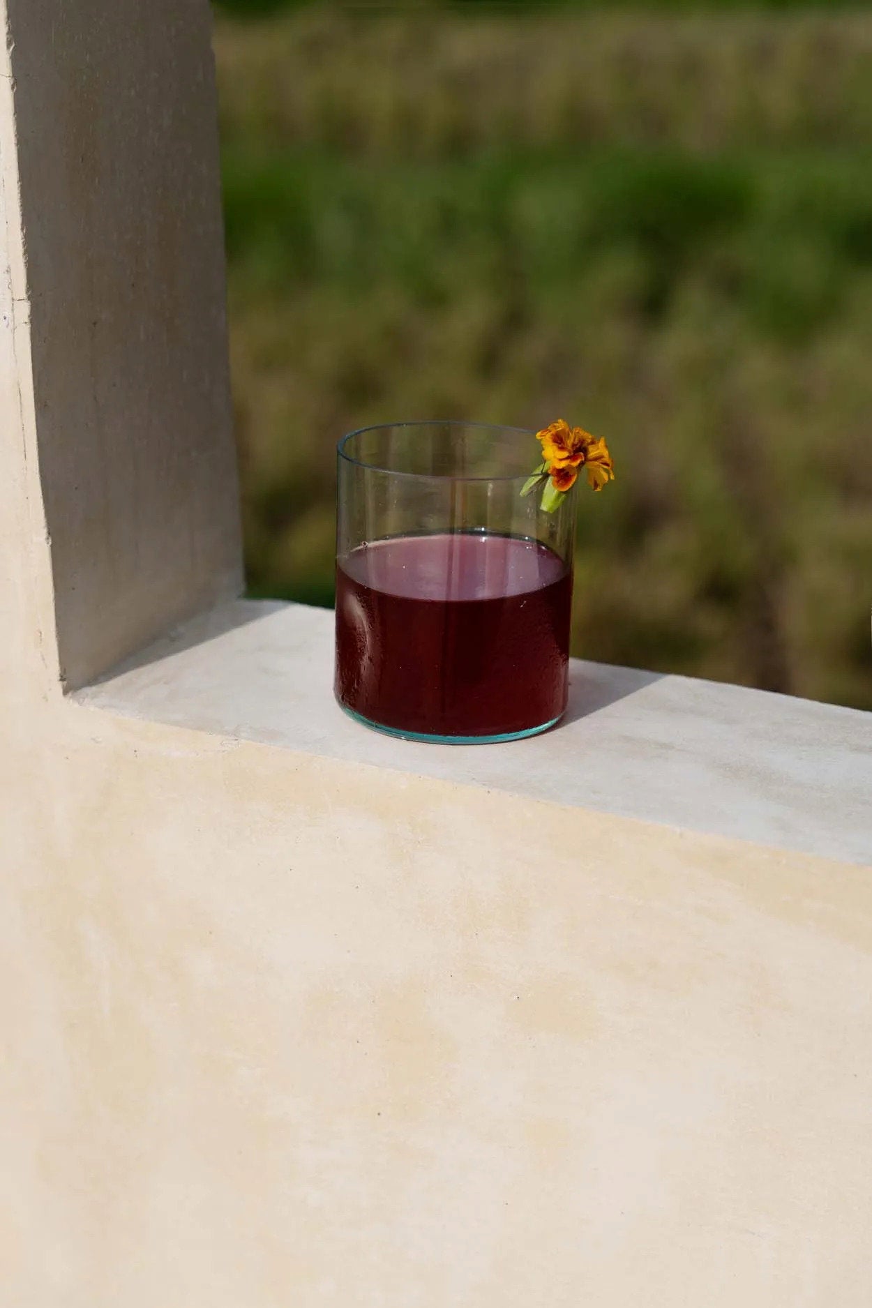 El vaso de whisky con hielo.