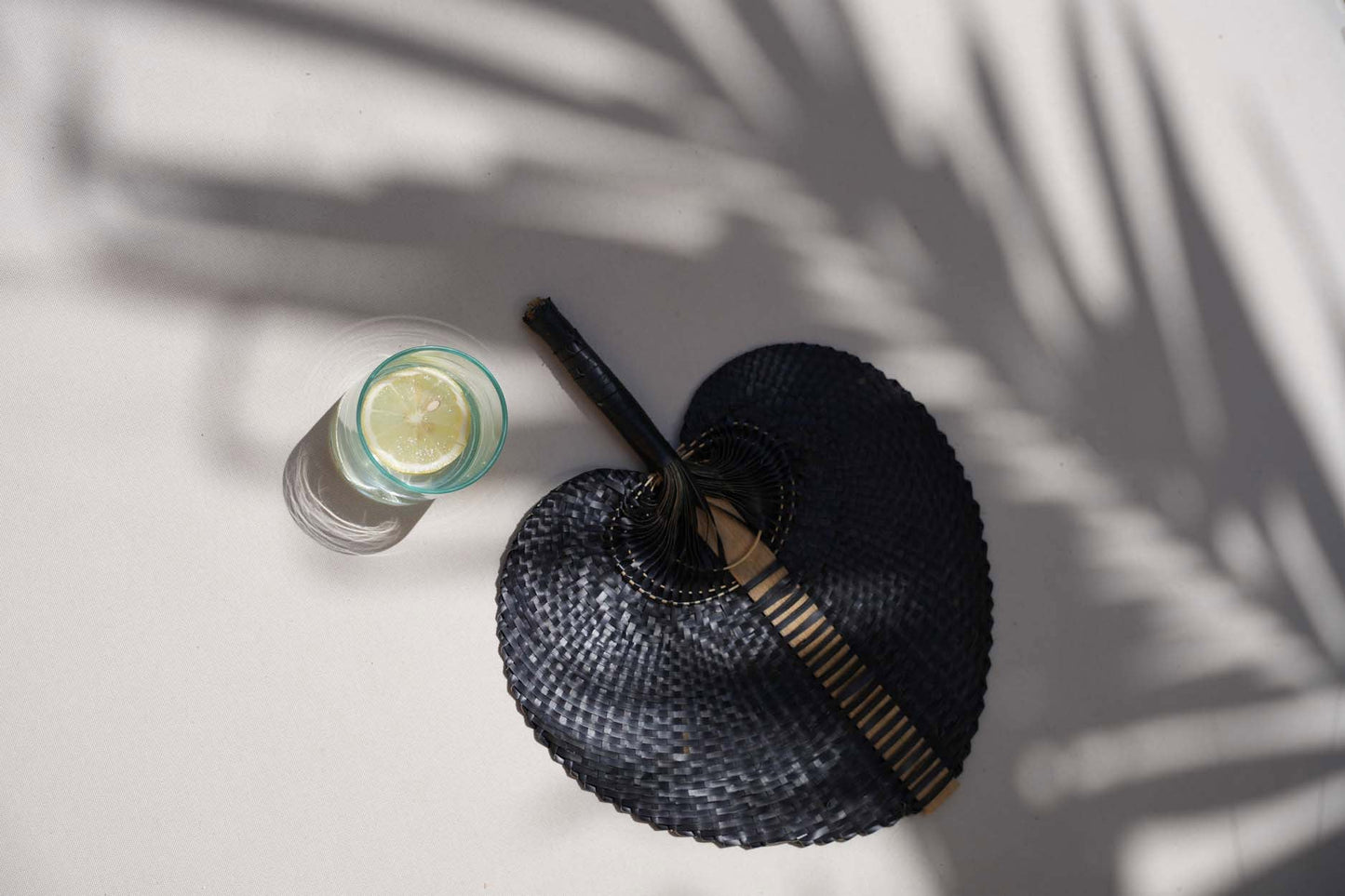 El vaso de whisky con hielo.