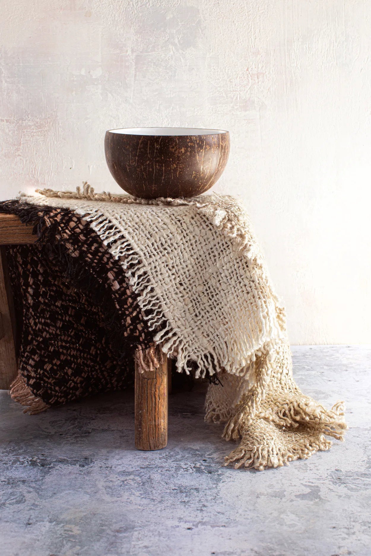 De Coco Food Kom - Naturel Wit translates to "The Coco Food Bowl - Natural White" in English.