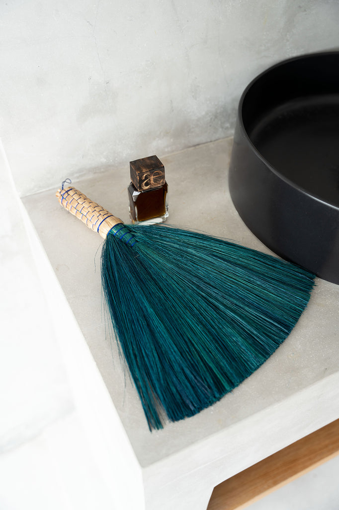 The Sweeping Hand Broom - Turquoise